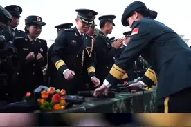 硬核！火箭军举行集体婚礼，多对新人比拼拆枪组装！#迷彩服 #兵哥哥视频封面