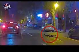 危险⚠️行人“飞奔式”过马路，上演惊险“跨栏秀”#过马路 #惊险 @抖音短视频视频封面
