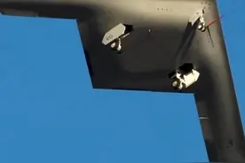 美国首架B-21远程隐身轰炸机“突袭者”完成首飞，公开的视频和图像显示了该机大量细节#飞机 #航空 #科普 视频封面