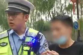 疑被骗入传销组织，小伙当街“抱住”执勤交警求助，一直不松手。@咸阳日报视频封面