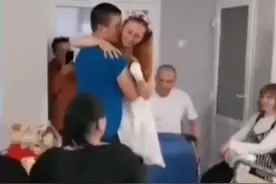 乌克兰女护士误踩地雷失去双腿，与丈夫在医院甜蜜共舞感动众人！网友：大概这就是爱情最美的样子！视频封面
