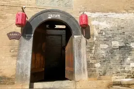 在古代大户人家，轿子是主要的出行工具，他们有专门放轿子的地方，叫轿厅院，相当于现在的私人车库。时过境迁，如今却堆满了自行车#古民宅 视频封面