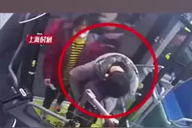 男孩坐公交车没带钱，司机帮忙垫付后，收到一张“欠条”视频封面