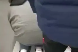 郑州全城搜寻！这位双膝跪地救人的姑娘，您在哪里？！@河南都市爆料 @直播河南视频封面
