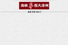 中午，一车被撞到漳州女排纪念碑绿化带上！护栏被撞坏视频封面