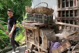 回村看望大伯，喜迎爱心餐桌，大伯满脸开心。祝他身体健康视频封面