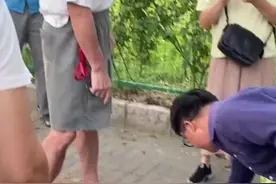 大妈买菜和摊主起争执，摊主：“她拿了20块非说是100元。”大爷气的要脱衣自证清白。视频封面