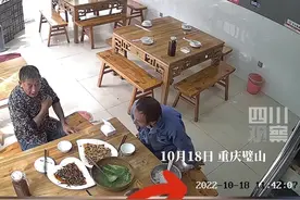 大叔吃完饭忘结账，三个小时后主动返回付钱。老板：意外，为大叔们点赞！视频封面