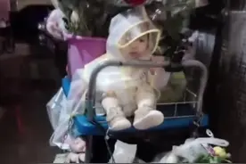 5月28日，广州。单亲妈妈雨天带娃摆摊卖花，网友：只要是跟着妈妈，一切就很好视频封面
