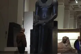 阿蒙霍特普三世是埃及第十八王朝晚期的法老王，也是著名法老王图坦卡蒙的祖父。他在位于公元前1390年至1352年。据史料记载，阿蒙霍特普三世大约在6到12岁就已经登基，第十八王朝在他统治时埃及经济实力达到了全盛。这一对塑像为花岗闪长岩雕刻而成，不同之前的上下埃及双王冠，此雕像戴的是法老尼美斯头巾。#星河知识计划 #渊博文化星 #古埃及文明 #法老@抖音青少年视频封面