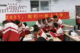 衡水高三学霸晚自习下课后，围起班里龙哥，争论不休。纷纷质疑龙哥整出来的答案，最后很不情愿的回宿舍休息，意犹未尽视频封面
