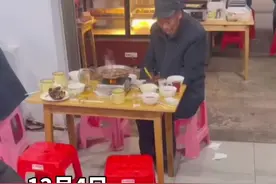感动！八旬大爷一人来吃饭，摆上一大桌好菜独自坐了三个多小时，好像在等什么“故人”#泪目#战友情视频封面
