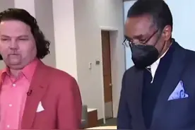 全球首例！ 美国男子换掉了自己的整张脸和双手！视频封面