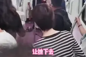 西安地铁运营分公司发布声明称，该女乘客与人发生口角引发肢体冲突，列车安全员劝离未果，在地铁到站时将其带离车厢。视频封面