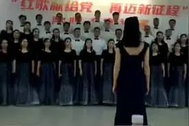 这个合唱团的男生和女生衣服搭配好高级