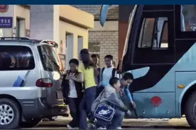 你还记得九年前，为救学生失去双腿的最美教师张丽莉吗？生活以痛吻我，你却报之以歌！#励志 #感恩 #正能量视频封面