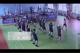 #消防员练操时突然出警  领舞老师转身时才发现背后已空无一人，她一脸蒙的表情让人心疼又想笑😂😂视频封面