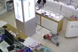 这一摔隔着屏幕都觉得疼…#安全视频封面