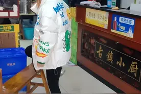 “完灯”是孩子的一个成人礼，完了灯，过年舅舅就再不给送灯笼了，一些长辈们也把孩子的这一人生转折点作为不再发压岁钱的衡量标志，完灯宴多放在大年初五之后，祝小侄女往后能做自己想做的事，将来成为自己想成为的人，你们那边有完灯宴吗？#习俗 #姑侄 视频封面