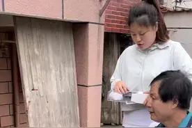 叫弟弟给爸爸染个头，老父亲吐槽真实了，染好头发穿上新衣服，一下子回到40年前的样子……#记录真实生活 #父亲写的散文诗视频封面