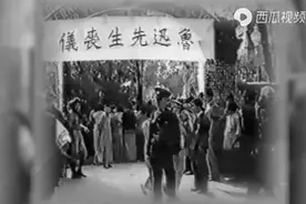 横眉冷对千夫指，俯首甘为孺子牛。出自鲁迅先生的《自嘲》视频封面
