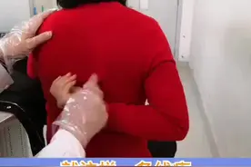 她#后背疼 ，一个"小魔术"找到原因！#疼痛科 #抖音小助手 #手法视频封面