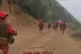 灭火后遇上下雨，消防官兵个个变成了孩子！视频封面