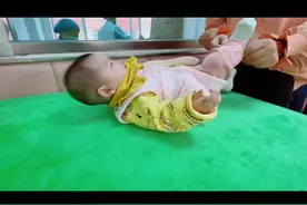 平躺时，你有看到宝宝努力抬头或抬肩吗？如果有，表示宝宝努力想坐起了，这时，可适当引导靠坐-支撑坐-独坐视频封面
