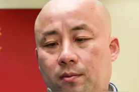 【我们的新时代·技能大师在身边】外行看热闹，看的是他缝缝补补、敲敲打打；内行看门道，看的是他攻坚克难、突破革新，他是飞机机体结构修理高级技师吕恩铭。他是行业内的“金牌蓝天工匠”、安徽省“江淮杰出工匠”，2020年，由他挂牌的“国家级技能大师工作室”，集攻关、传艺、创新于一身。（记者 程茜 吴安亚 编辑 朱辰婉 范文娟）#五一 #劳动节 #芜湖视频封面