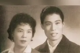 钟南山在采访中无意间聊到妻子，笑得非常幸福，这样的爱情你羡慕吗？视频封面