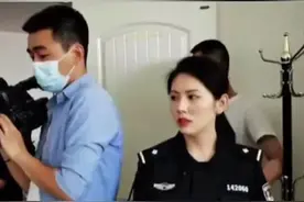 女警抓捕现场发现嫌疑人是老同学，场面一度……视频封面