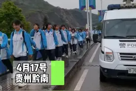 当女生看到帅气的警察小哥哥，能有什么表情？#女生 #警察 #小哥哥视频封面