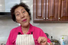 阿姨用巨型大波龙，做波龙2吃。那么大的钳子，一口下去，实在太满足啦！#抖音美食创作人 #美食 #龙虾 视频封面