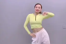 肩宽背厚，脖子后面有大包的姐妹们把这个动作收藏起来练习吧，每天坚持15分钟，气质越来越好#健身 #运动 #瘦全身 #肩宽背厚视频封面