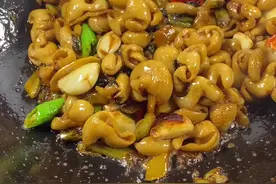 你们要的酸菜炒肥肠教程来了，不得不说这真的是很香很下饭#酸菜炒肥肠 #家常菜 #猪大肠视频封面