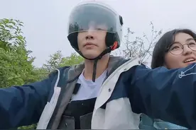 #向往的生活 #张艺兴 开三轮车载着#张子枫 说道：“哥开的车就是安全”🤣喂，你挡住后面的何炅杨紫了！视频封面