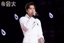 #李易峰 太有梗了，舞台上换裤子第一人，完全把跨年舞台变成了演唱会！#娱乐镜技场视频封面