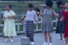 女子散步偶遇大妈跳另类广场舞神似僵尸，吓得立马把孩子带走了视频封面
