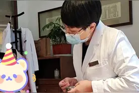 孩子不自主出现频繁眨眼睛、抖肩膀、嘴角抽动、耸肩等，要警惕可能是#抽动症 @抖音短视频视频封面