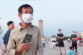 7月10日北京：女孩把老爸扛上肩头看升旗，“终于圆了75岁老爸的梦”@金其父女（张白鸽） 视频封面