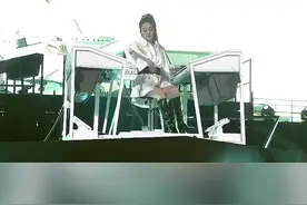 用脚弹古筝，不转起来都对不起转椅～😂😂#王小玮 #电子管风琴 #双排键视频封面