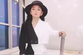 这个2012年的小姑娘最近把学费生活费已经挣回来了，刚搬完砖妈妈带她吃顿好吃的😄，学模特的孩子不管坐着站着总是在人群中脱颖而出#女儿 #骗你生女儿 @抖音短视频 视频封面