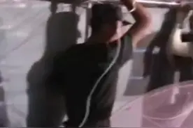 #江西余干 19日晚，康山大堤突然下起狂风暴雨，驻守在当地的战士与群众一道抵御风雨#守卫长江流域 #抗洪救灾视频封面