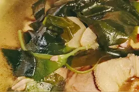 酸萝卜老鹅汤，里面放点裙带菜真的好吃视频封面
