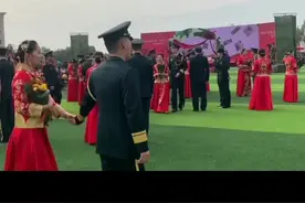 火箭军101对新人的集体婚礼。视频封面