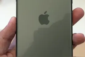 这就是 iPhone 11 Pro。全新的暗夜绿色，磨砂后盖材质。#苹果2019秋季发布会视频封面