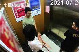 00后姐弟一言不合就battle，吓坏了进电梯的阿姨~#长沙女孩电梯间一字马视频封面