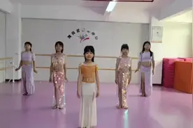 两女儿的肚皮舞！#舞蹈课堂随拍视频封面