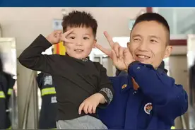 超级迷弟！#萌娃向消防员索抱如愿后到处炫耀 视频封面