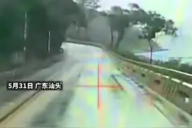 #轿车在公路转弯处撞上护栏 随后漂移再次撞上公交车 #广东dou知道视频封面